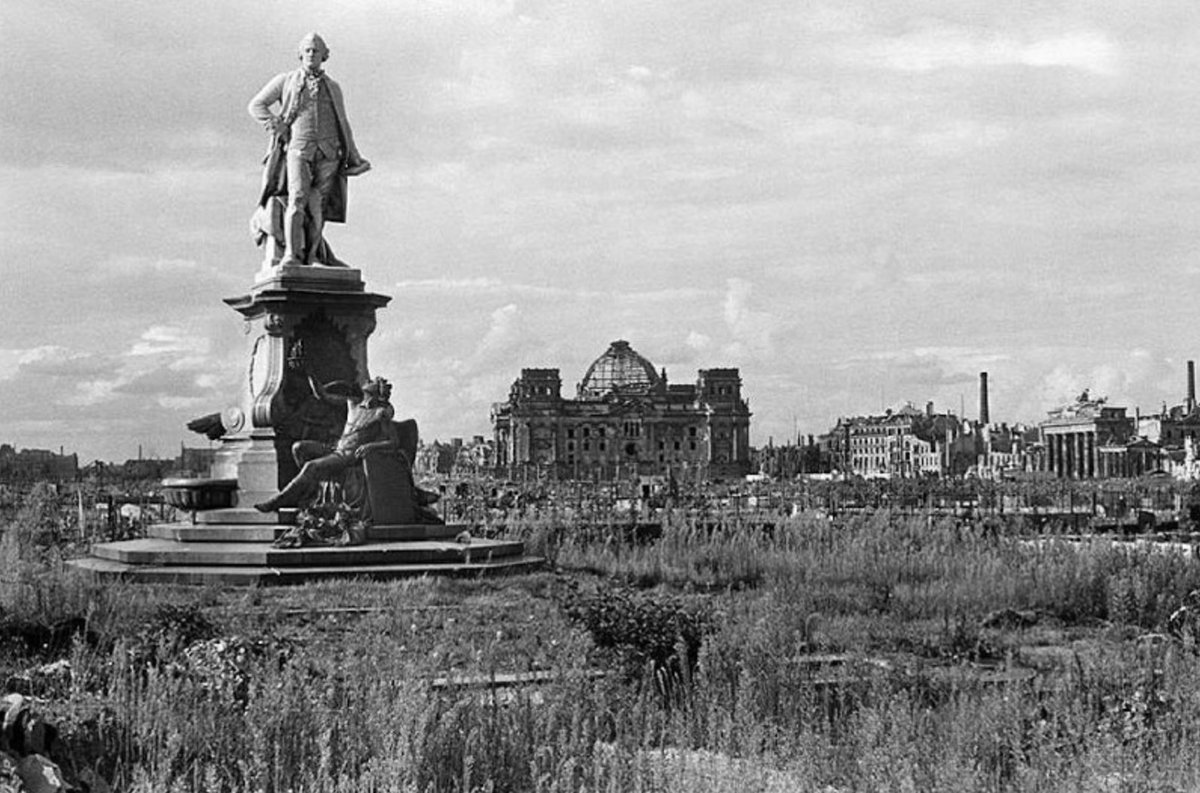 HannesKerber's tweet image. This reminds me of a photo by Fritz Eschen from 1947: the Lessing monument in the (deforested) Berlin Tiergarten with a view of the (destroyed) Berlin Reichstag.