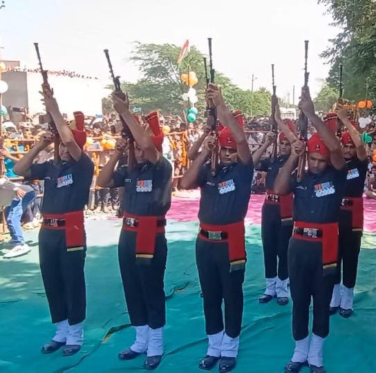 BeenaKhemani's tweet photo. The mortal remains of 𝗔𝗴𝗻𝗶𝘃𝗲𝗲𝗿 𝗕𝗵𝗲𝗲𝗺 𝗦𝗶𝗻𝗴𝗵 𝗦𝗵𝗲𝗸𝗵𝗮𝘄𝗮𝘁 of 14 RAJ RIF were brought to his native village #Bhonawas where he was laid to rest with full military honours.
On 05 Aug 25 during Op Dharali,he made supreme sacrifice while rescuing his comrades https://t.co/vCn2uu7swF