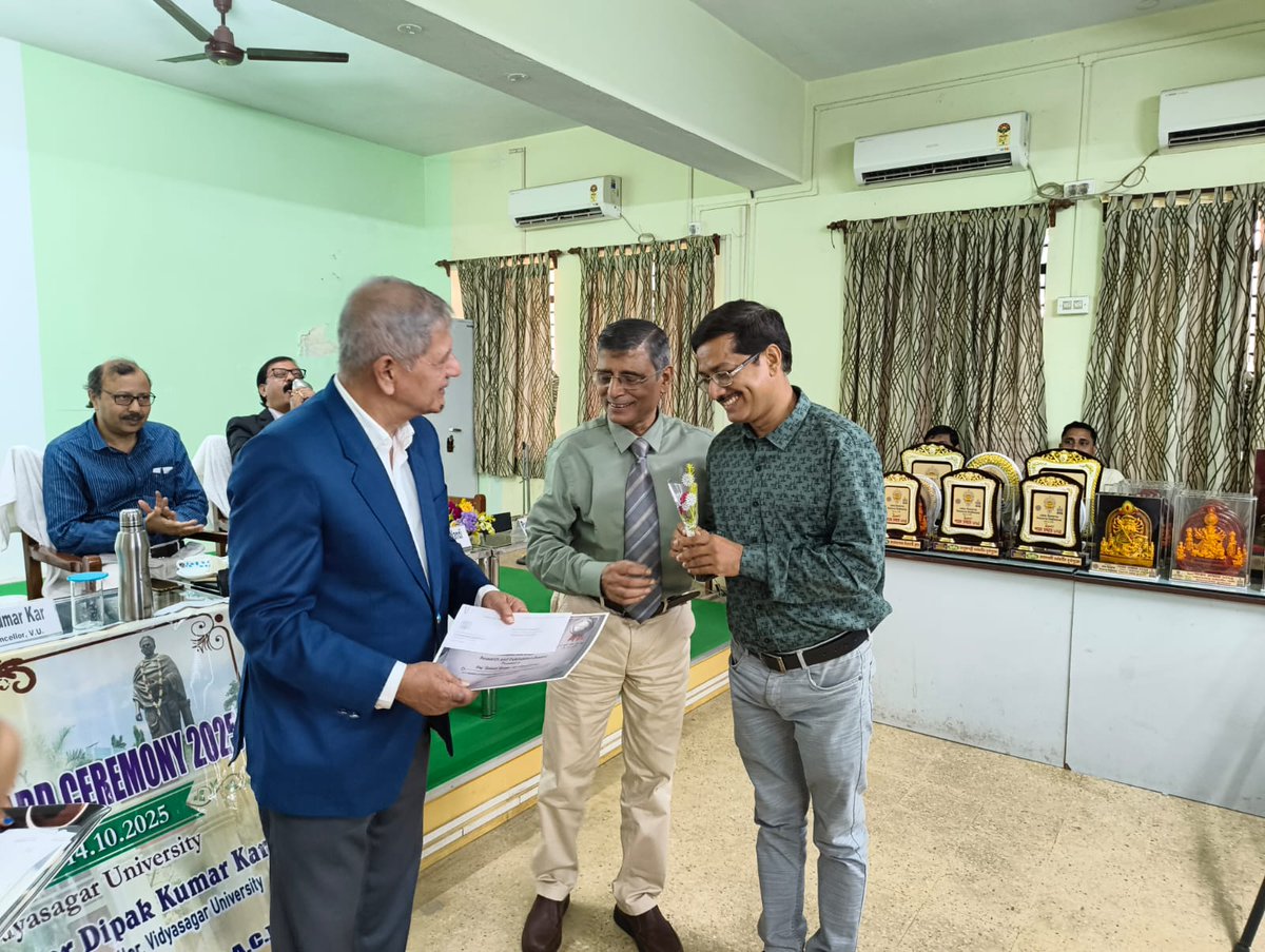 dblab_endophyte's tweet photo. Receiving Research award 2024 from the Vice Chancellor Prof. Dipak Kumar Kar and Former Vice Chancellor Prof. Ranjan Chakraborti on 14.10.2025. https://t.co/AEFSmrKeNv