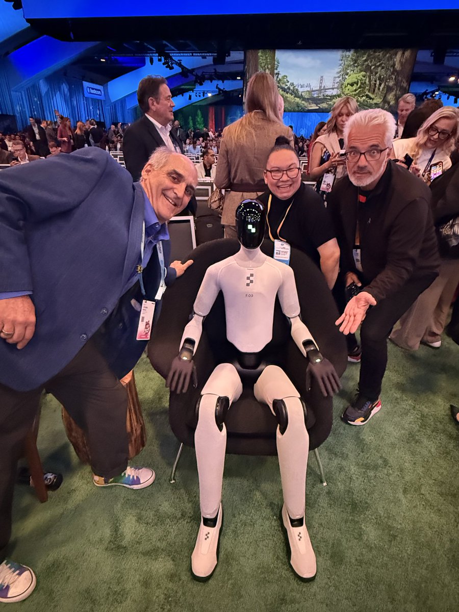 lizkmiller's tweet image. Does @Dreamforce even happen if you don't get a selfie with @salesforce @charlieisaacs? And he brought a friend!!!! #AI #Robotics #Agentforce