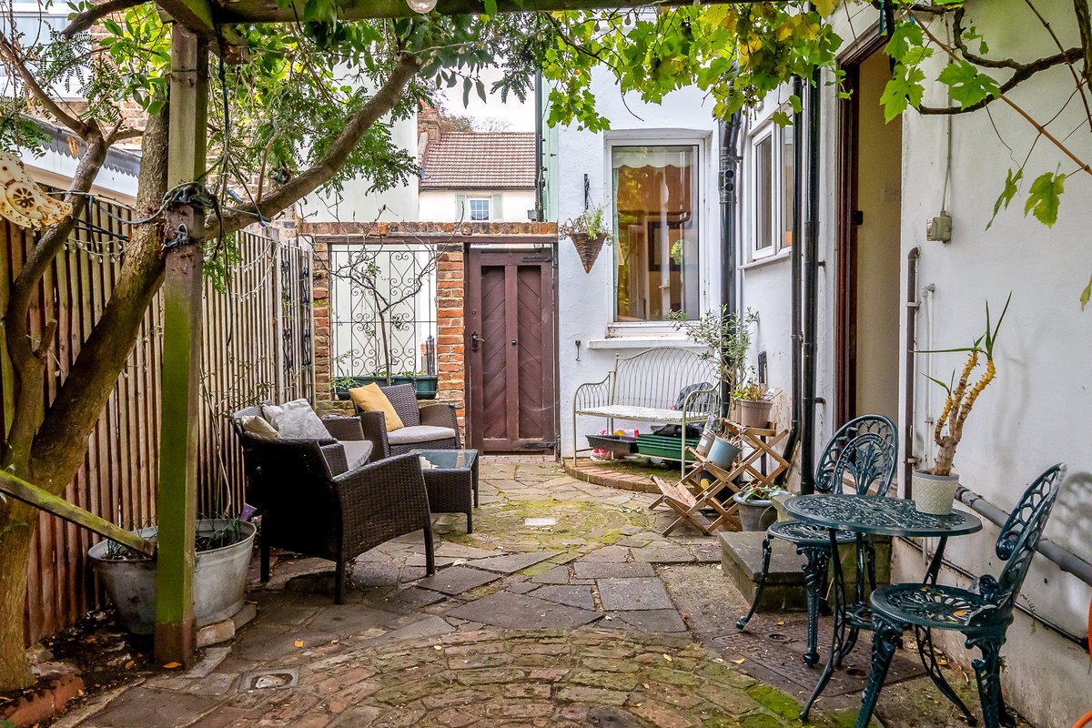 A charming semi detached cottage in #Shortlands. New on the market @ £550,000. maguirebaylis.com/property/recre…