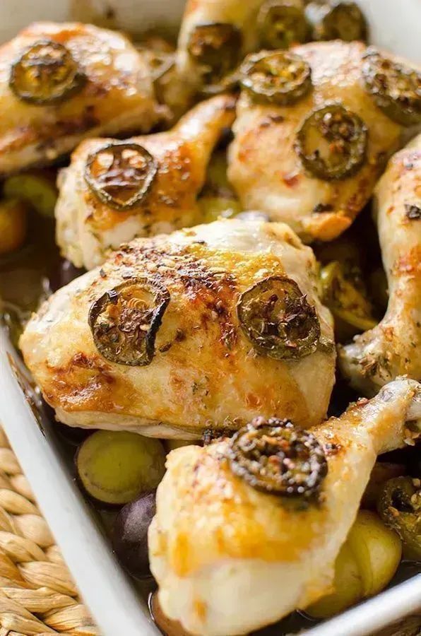 LOVE this roasted chicken recipe with jalepenos in the recipe!

Easy instructions for you here >>buff.ly/2Js32wr
#familydinner #foodie