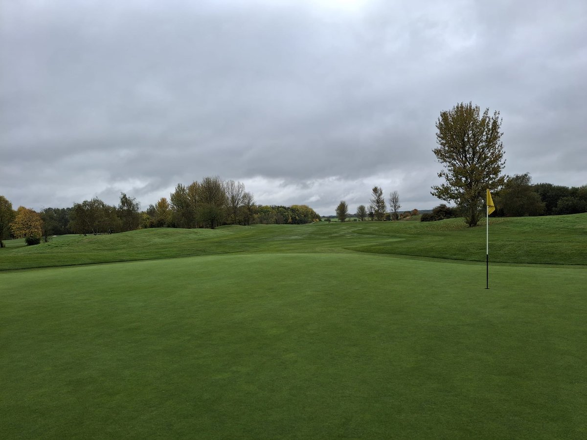 GolfGeek6's tweet image. Autumn is here. 

Nothings easy atm with the dreaded leaf drop causing havoc for golfers and turfies alike. Fabulous to see so many ahead of the curve producing wonderful playing surfaces. 

However, those Mild and muggy conditions keeping everyone on their toes 🌱