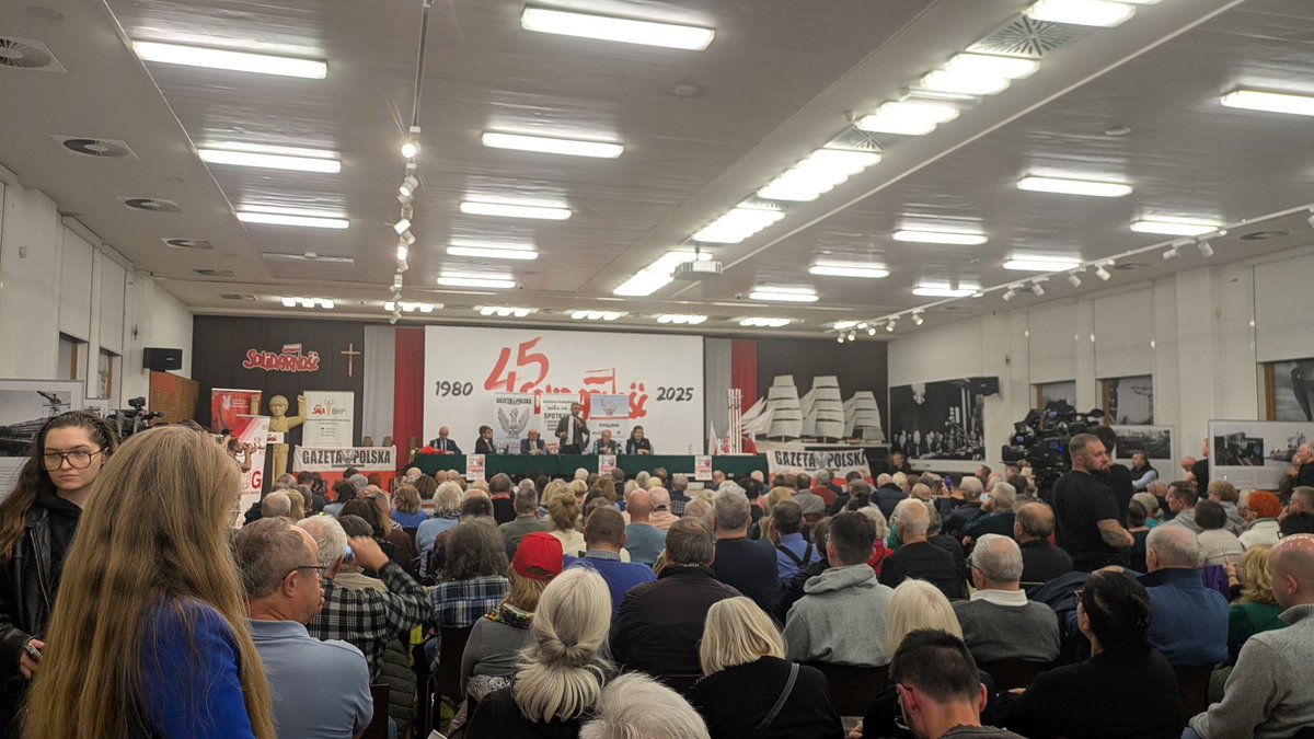 Chmielewska_M_'s tweet photo. #RuchObronyGranic w #Gdańsk 🇵🇱💪💯 Nie damy zniszczyć Polski !  STOP NIELEGALNEJ IMIGRACJI. I jak mówi Robert Bąkiewicz - Stop z polskimi kompleksami i strachem przed tzw. zachodem. 🇵🇱 https://t.co/ErShgGhuIR