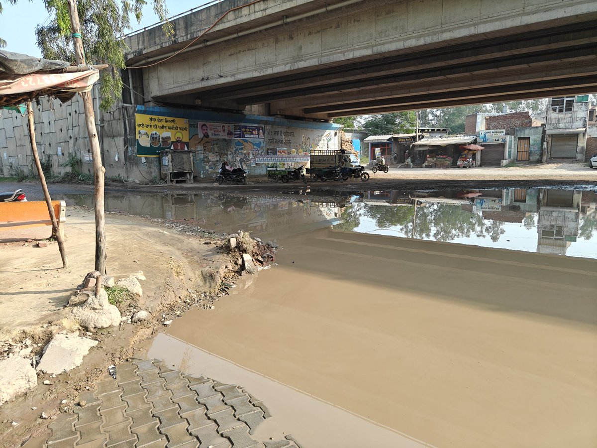 Pps_48's tweet photo. @NHAI_Official Don't we have the technology and resources to build a quality road? This is pathetic condition of road under flyover at Bhawanigarh on NH 7. Why do we forget that people don't travel on flyover only! https://t.co/Pmf8kp8tG7