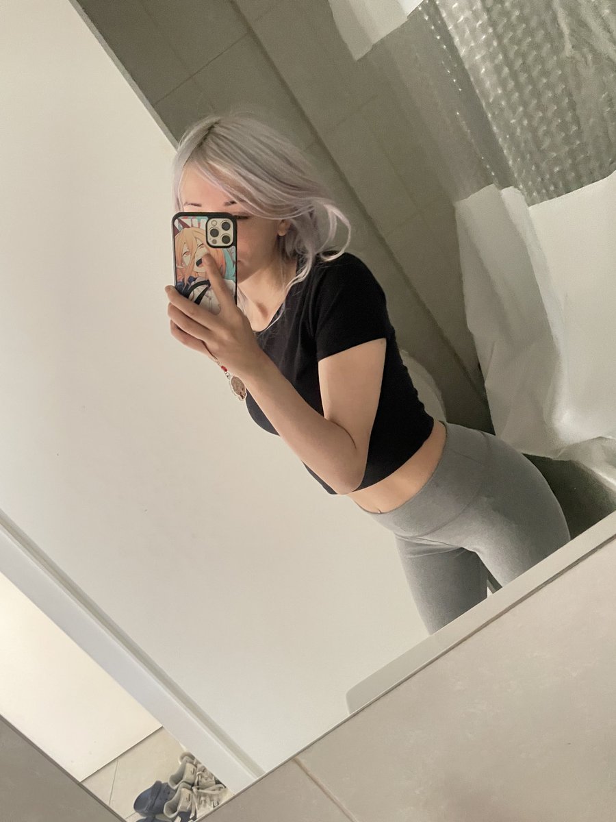 Muchas relaciones parasociales y ahora se vienen las sociales. Volvemos a stremear prontito 🧍🏼‍♀️🤍 atentis