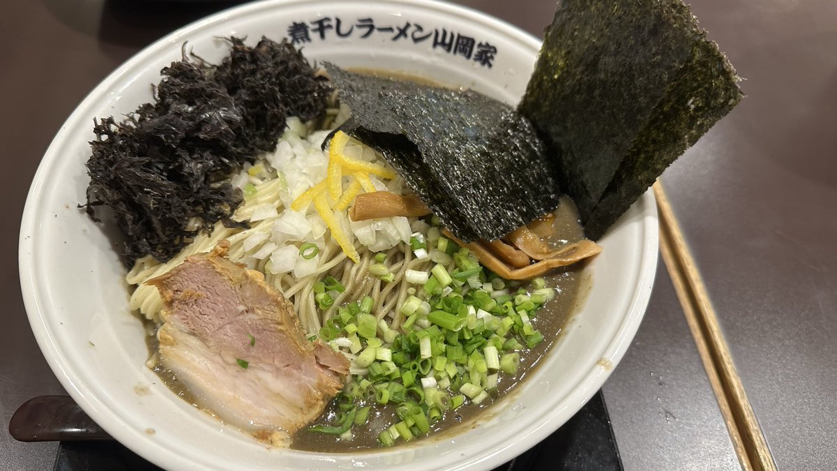 marsh_pointed's tweet image. 深夜仕事の帰りにこんな悪い事をしてるアカウントはこちら。

煮干しラーメン山岡家で鬼煮干しラーメン復活してるって知ったから来ちゃったよ。レンゲが立っちゃうセメント系😂これが大好きなんだよ…

なお、日付変わって今日はお休みです( ˇωˇ )
