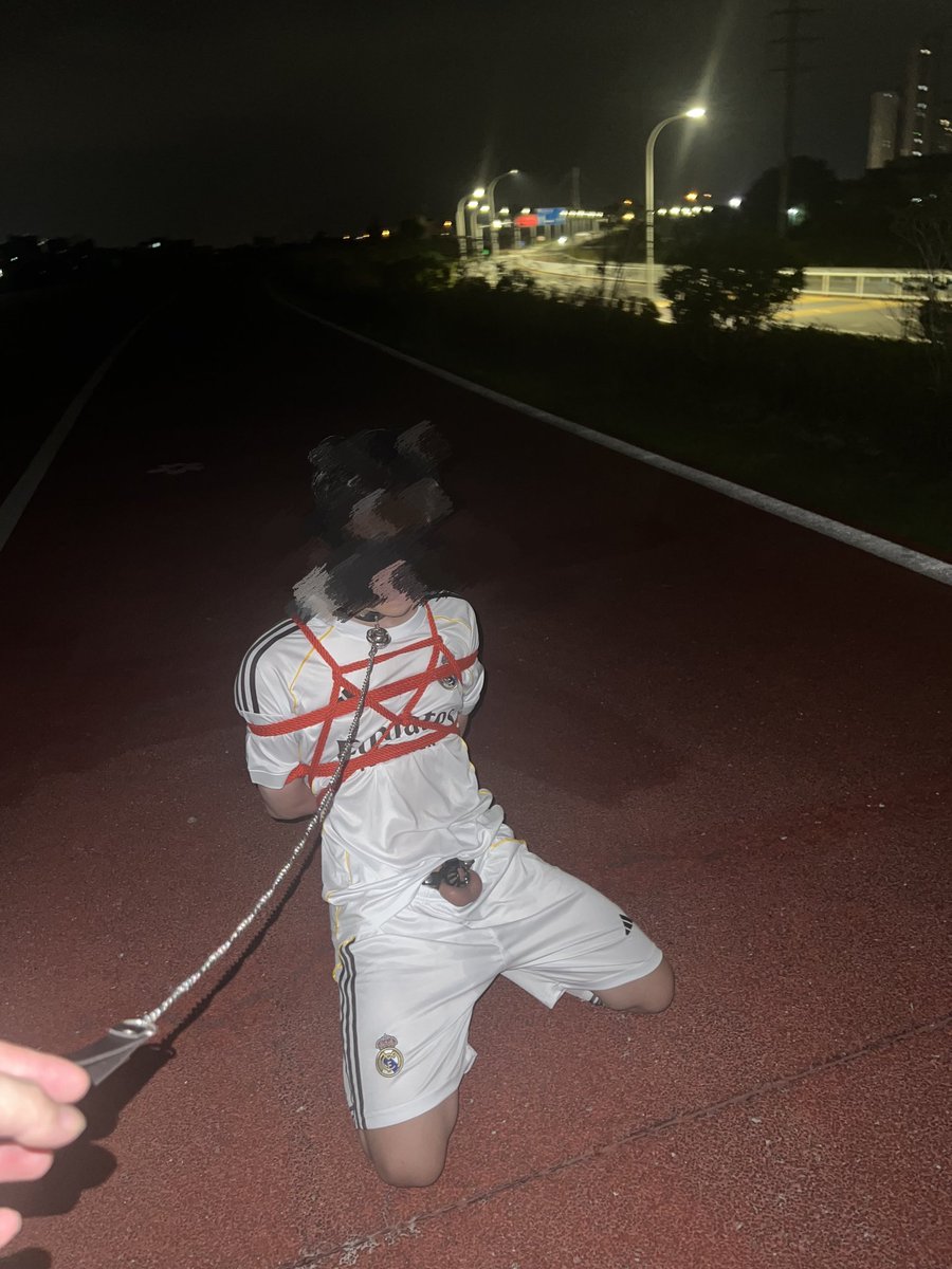 sougou10086's tweet photo. 说好的晚上加训，却是@wfl30385832的捆绑训练，被带上眼罩强制拖到野外进行暴露，来来往往的路人会知道有条锁狗与他们只有一墙之隔吗？
#野裸 #暴露 #捆绑 #cb锁 #足球袜 https://t.co/OUuWlgQMYI