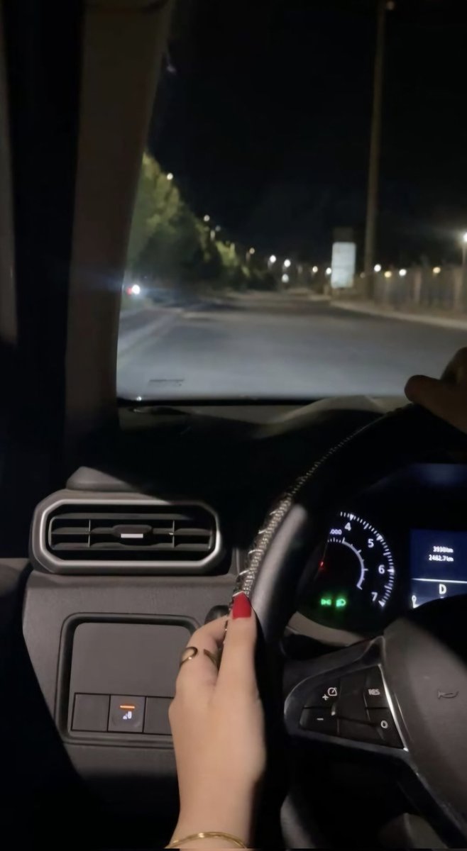 #اكتب_مافي_خاطرك
الجو ما ينفع معه لبس صيفي
ولاينفع الشتــوي لـو لبسنـاه
متقلب كنــه .. طبايـع وليفـي 
يوم يغثني ....  ويوم  يازين لقيـاه💔