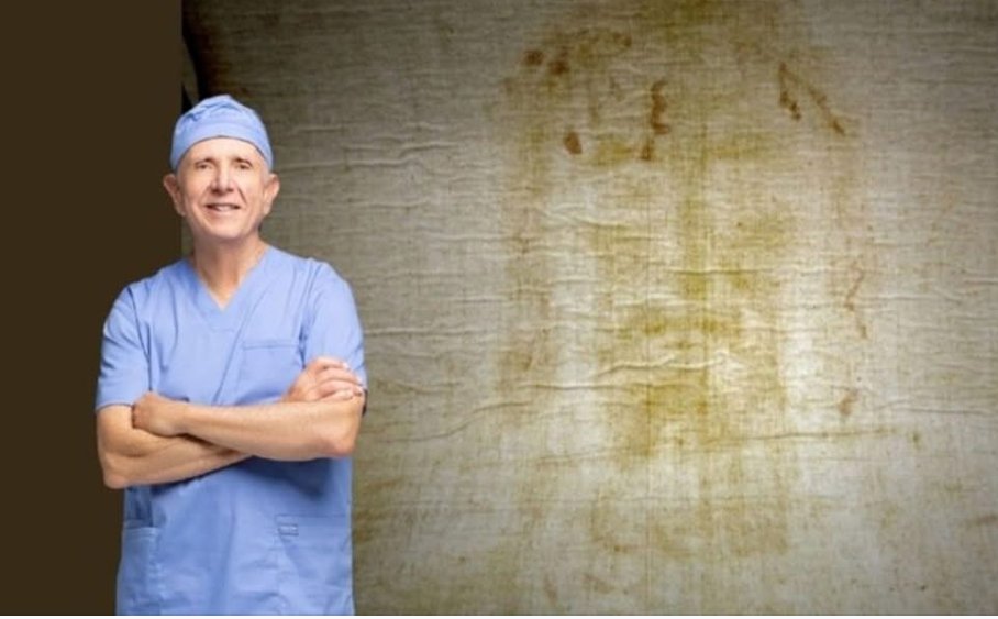 Dr John Sottosanti, chirurg stomatolog i były prezes Kalifornijskiego Towarzystwa Periodontologicznego, twierdzi, że zdjęcia Całunu Turyńskiego o wysokiej rozdzielczości ujawniają słaby zarys dolnych zębów widoczny za zamkniętą dolną wargą. Opierając się na swojej wiedzy z