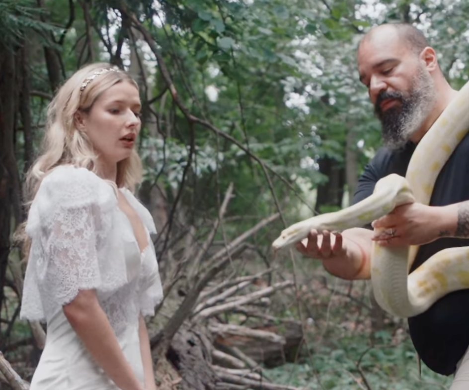 weicheziele's tweet image. Like many women, she never had seen a white one this big.                                                  #AppleMartin #Selfpotrait