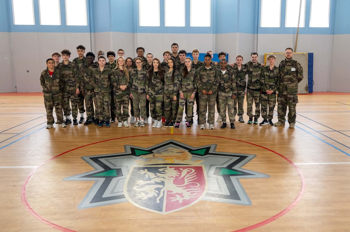 3eRG_Officiel's tweet image. CLASSE DÉFENSE • Les lycéens du lycée Monge ont découvert, aux côtés des sapeurs du #3eRG, les techniques d’intervention opérationnelle rapprochée.
Une immersion dans la discipline, la solidarité et le goût de l’effort.

Ardennes, tiens ferme 🇫🇷

@armeedeterre @7e_brig_blindee