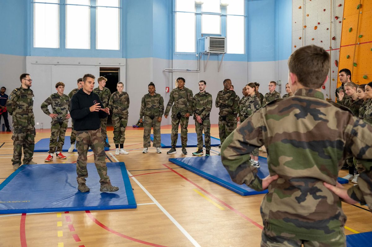 3eRG_Officiel's tweet image. CLASSE DÉFENSE • Les lycéens du lycée Monge ont découvert, aux côtés des sapeurs du #3eRG, les techniques d’intervention opérationnelle rapprochée.
Une immersion dans la discipline, la solidarité et le goût de l’effort.

Ardennes, tiens ferme 🇫🇷

@armeedeterre @7e_brig_blindee