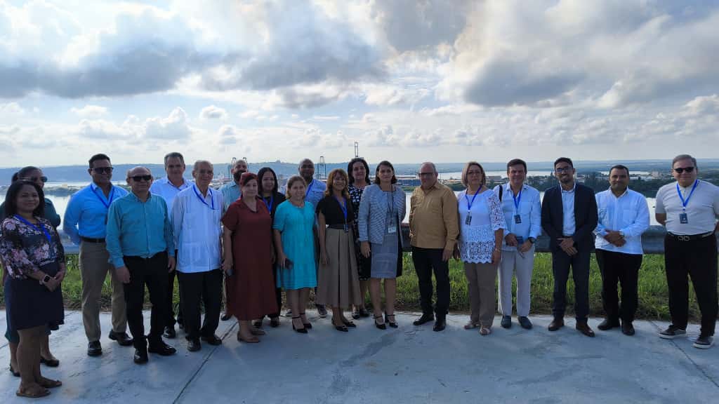 En el marco de la celebración del 65 aniversario del Sistema Bancario Cubano, representantes de instituciones financieras de diversos países realizaron una visita a la @ZEDMariel, símbolo del desarrollo económico y la inversión extranjera en Cuba.
#SistemaBancarioCubano  #Cuba