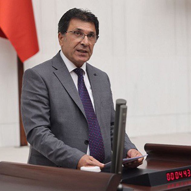 HaberMOD's tweet image. DEM Partili Mahmut Dindar'dan Öcalan'a "alçak" diyen İYİ Partili Turhan Çömez'e: 

"Ağzından çıkanı kulağın duysun ya! Bir halkın liderine 'alçak' diyemezsin. Saygısızlık yapma!"