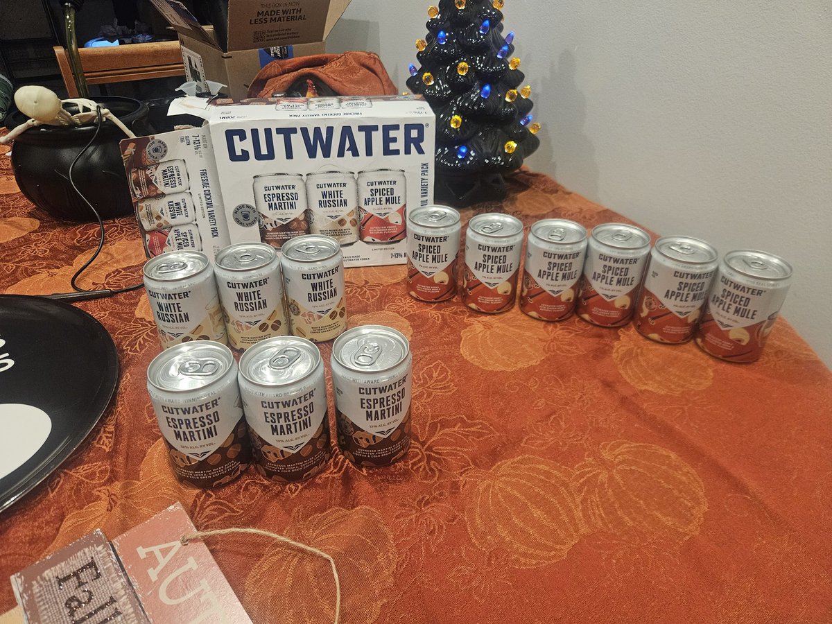 theAsaPhelps's tweet photo. Hey @AnheuserBusch - you need to talk to @CutwaterSpirits - misleading packaging making me believe I'd be getting 4 each.. not 3 of two and 6 of one. not cool https://t.co/5aThglMLPv