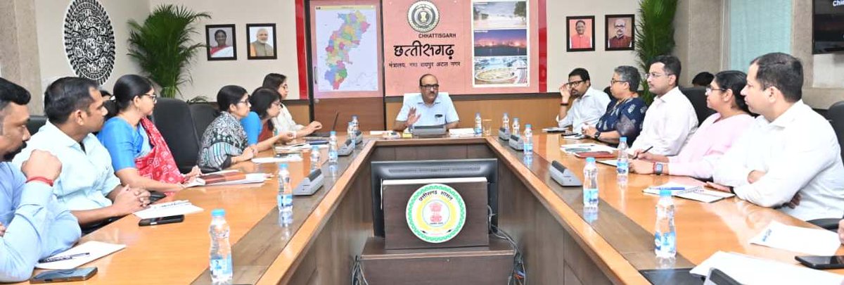 DPRChhattisgarh's tweet photo. मुख्य सचिव श्री विकास शील ने मंत्रालय (महानदी भवन) में उच्च स्तरीय बैठक लेकर मुख्यमंत्री श्री विष्णु देव साय के निर्देशों के त्वरित और प्रभावी क्रियान्वयन के निर्देश दिए। उन्होंने सचिवों से सड़क, पेयजल, बिजली और स्वास्थ्य जैसे प्राथमिक क्षेत्रों के लिए ठोस एक्शन प्लान तैयार करने को कहा। बैठक में प्रधानमंत्री गति शक्ति योजना, जेम पोर्टल और जनसम्पर्क विभाग की गतिविधियों की समीक्षा की गई। सभी विभागों को समय-सीमा में कार्य पूर्ण कर लोकार्पण सुनिश्चित करने के निर्देश दिए गए।