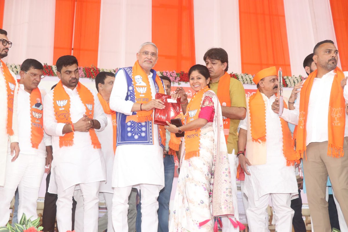 ભારતીય જનતા પાર્ટી - ગુજરાતના નવનિર્વાચિત પ્રદેશ પ્રમુખ
   શ્રી જગદીશભાઈ વિશ્વકર્મા આપ શ્રી નુ 
સુરત / તાપી જીલ્લાની પાવન ધરા પર ભાવભીનું સ્વાગત છે.
#jagdishvishvkarma #bjpsuratdis #BjpSCmorcha #bjp4guj