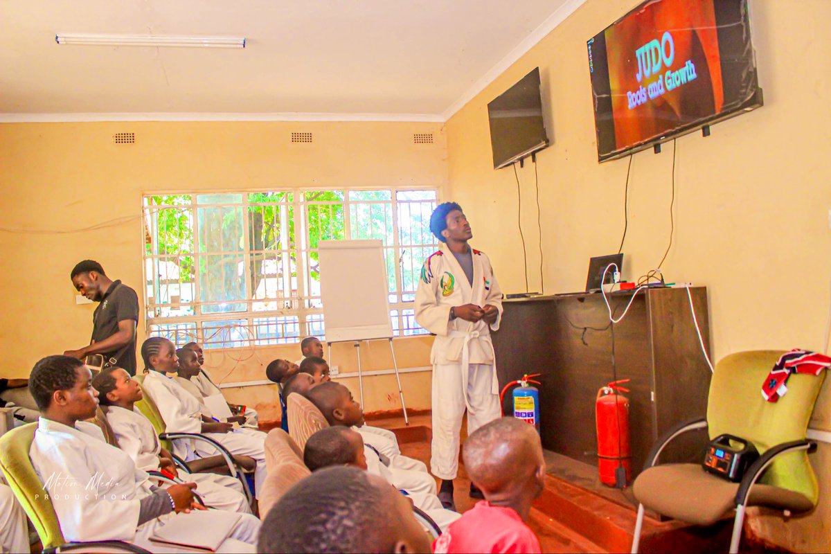ClubPentagone's tweet photo. Beyond techniques, we embrace the values and philosophy of judo — respect, perseverance, and self-improvement. 
A great session full of energy and progress! 💪🥋📌
# the spirit of Judo ❤️🥋📌
#session and screaming documentary 📽️📺 https://t.co/XLziPrFlfL