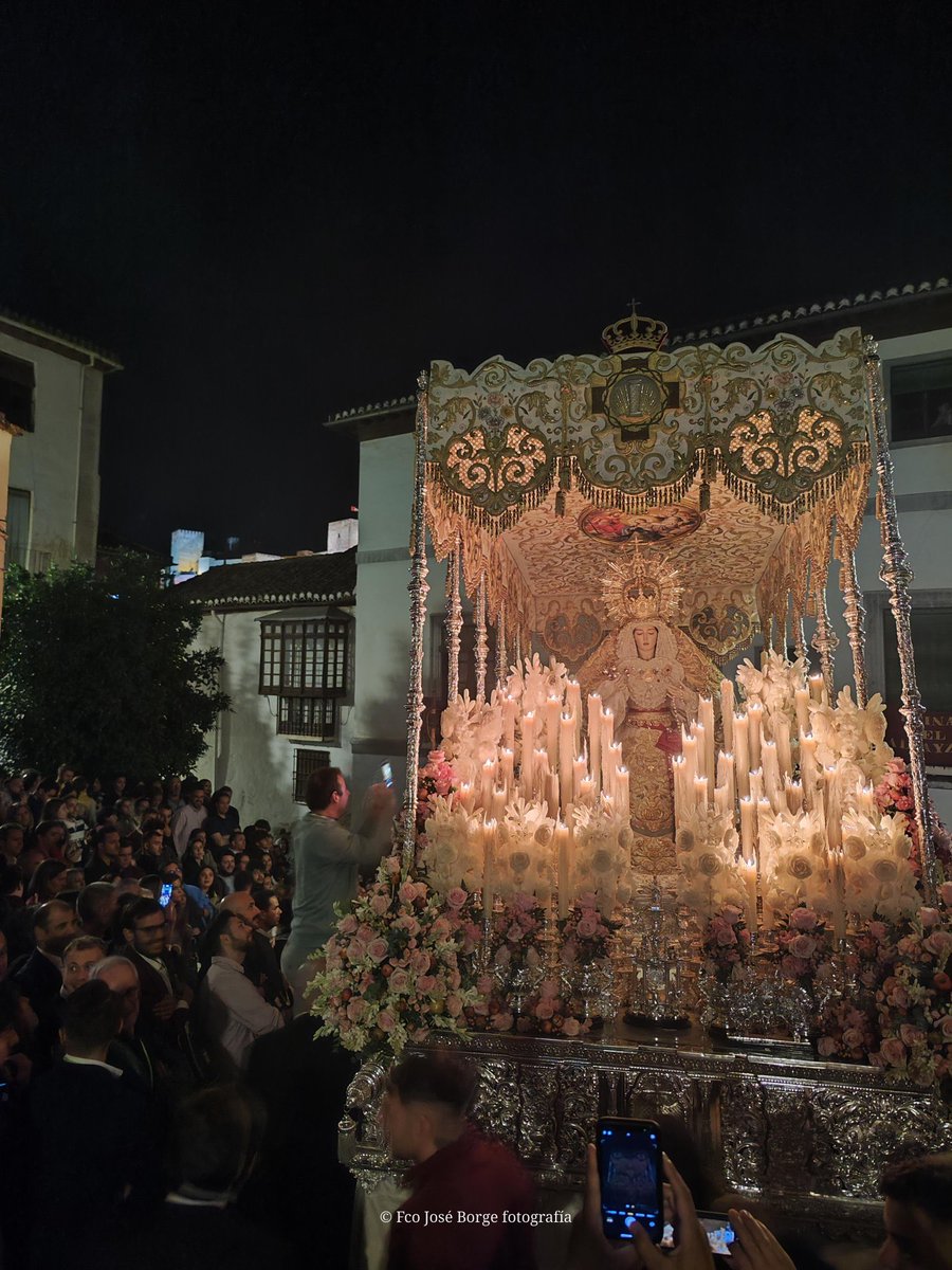 Hoy, al mirar atrás, no recordamos solo una procesión, sino un encuentro de fe y amor con la Madre que ilumina nuestras vidas.

Su paso fue un susurro del cielo en las calles de Granada, una llamada a mantener viva la devoción y seguir caminando bajo su amparo guiados por su luz.
