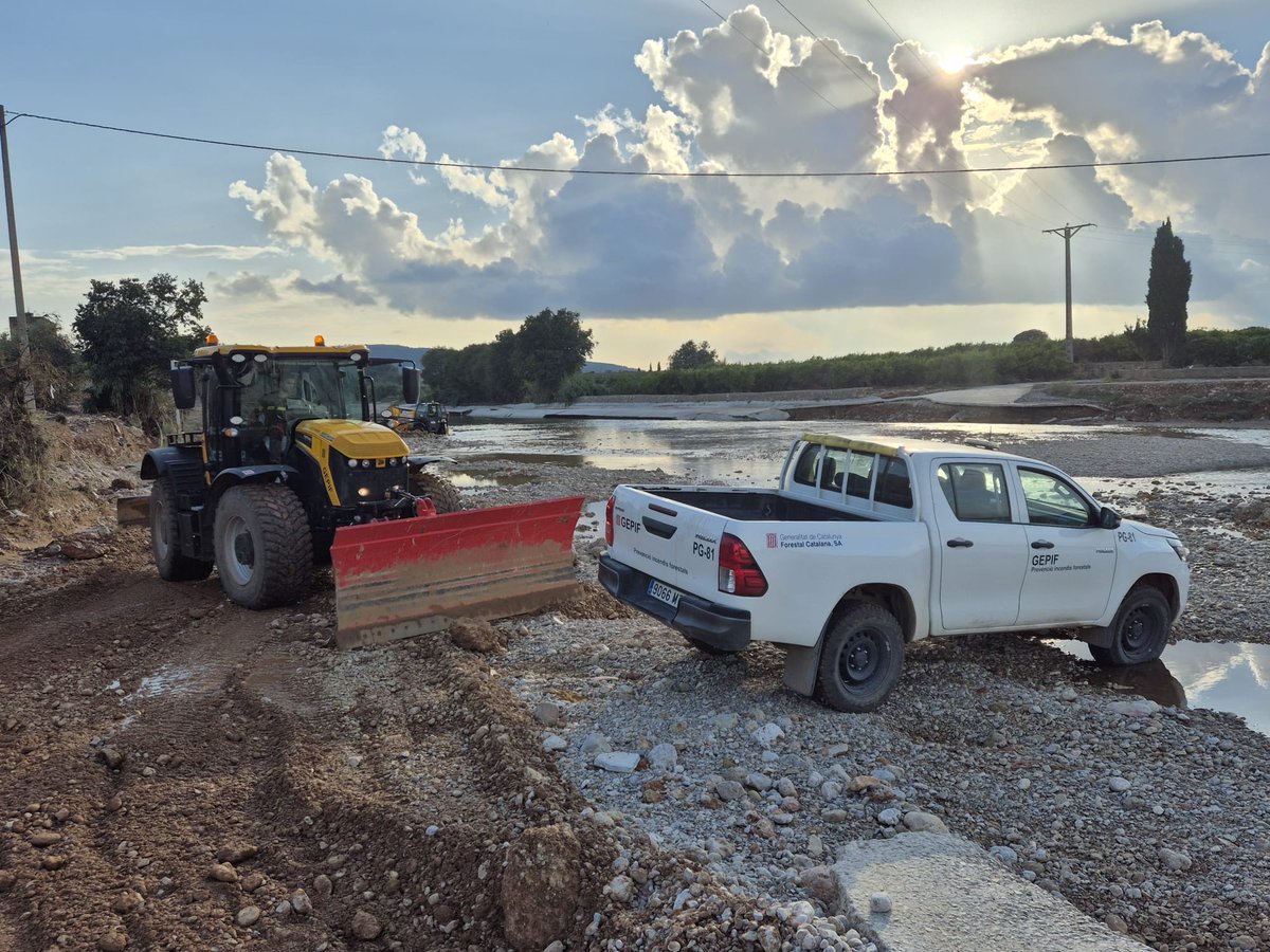Les tasques de neteja avancen.

<a href="/bomberscat/">Bombers</a> garanteix el pas a les vies afectades a Godall i a l’N-340, i el Grup Especial de Prevenció d’Incendis Forestals #GEPIF actua a Masdenverge per recuperar els accessos a les granges.

#RespostaTerresDelEbre

x.com/bomberscat/sta…