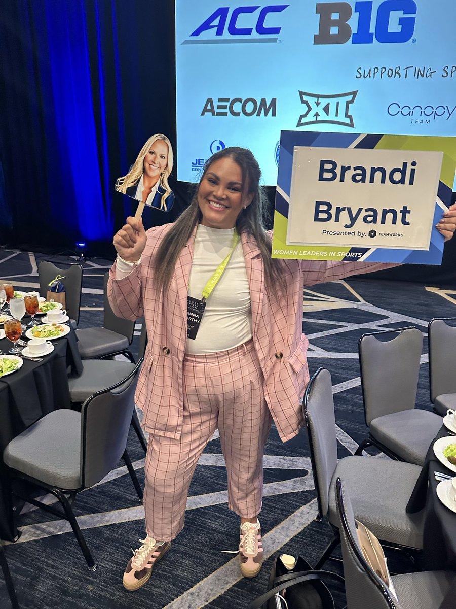 bmccarthy__'s tweet photo. TABLE #3!!! Come have lunch with @BrandiBryant !! https://t.co/6Sad39CPEj