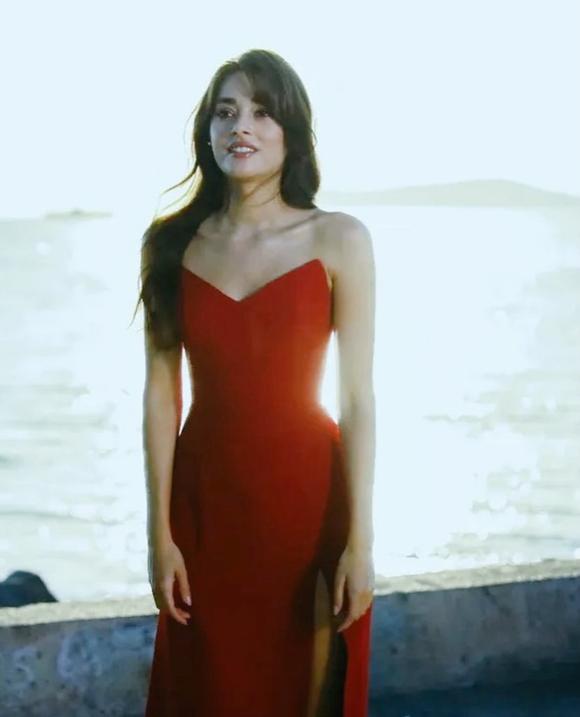 📌 #AynadakiYabancı 1. bölümde #SimayBarlas'ın giydiği kırmızı elbise özel dikimmiş. ❤‍🔥