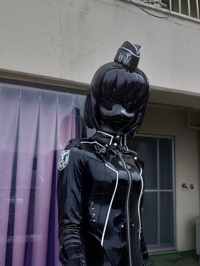 スマホを手に自撮り。
衣装のボタンが外れている事に
最初から最後まで気付かない。
撮影した動画は全て駄目。
今回も色々と失敗が多かったが、
非常に楽しい時間だった。
新しい方向性を模索しつつ、
また来年も訪れたい。