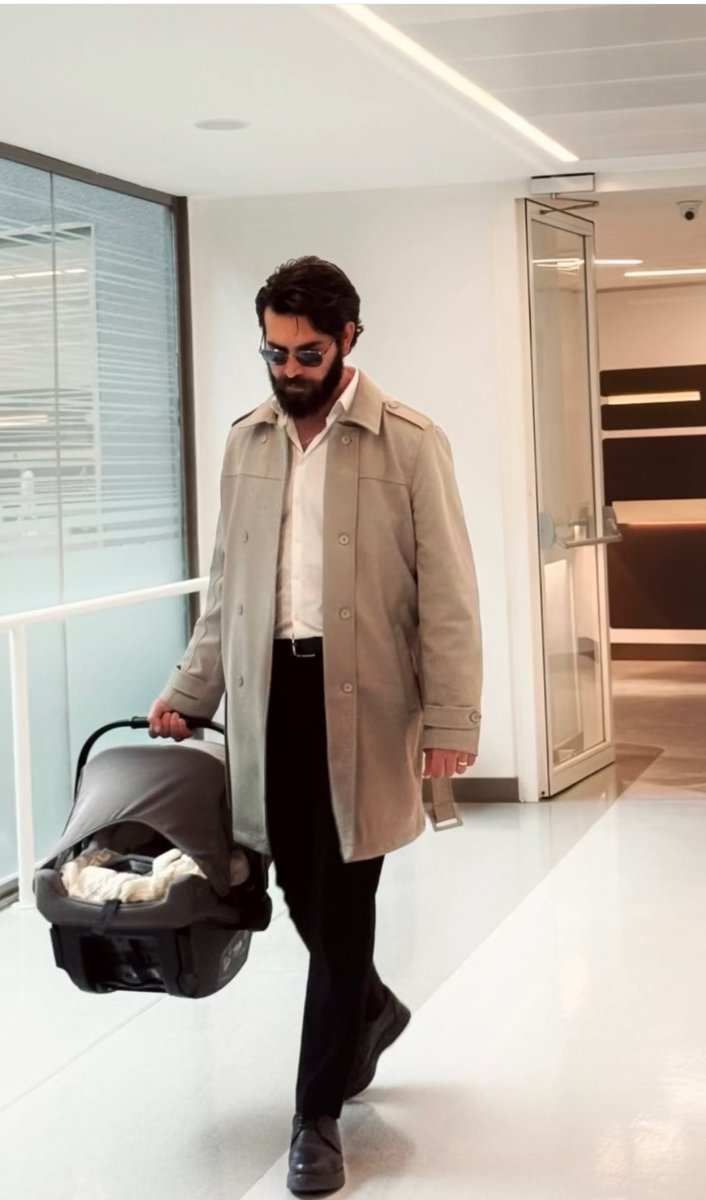 Oyuncu Barış Baktaş, yeni doğan oğlu Adar Doruk ile hastane çıkış anlarını paylaştı.