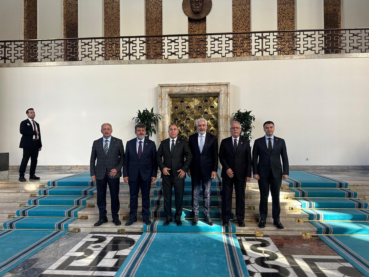 Azerbaycan Parlamentosu Çevre Komisyonu Başkanı ve Milletvekili Sadıq Qurbanov ile beraberindeki heyeti, Gazi Meclisimizde; Çevre Komisyonu Başkanımız, Diyarbakır Milletvekilimiz Mehmet Galip Ensarioğlu başkanlığında, komisyon üyelerimizle birlikte misafir ettik.

Dost ve kardeş