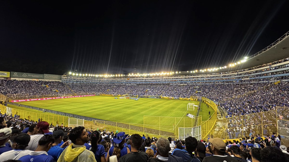 orsilva03's tweet photo. Puede que estemos frente al último partido de @LaSelecta_SLV en el Cuscatlán por eliminatoria mundialista.

Que la noche de hoy sea mágica. 🇸🇻 https://t.co/WqlnOxeRgX