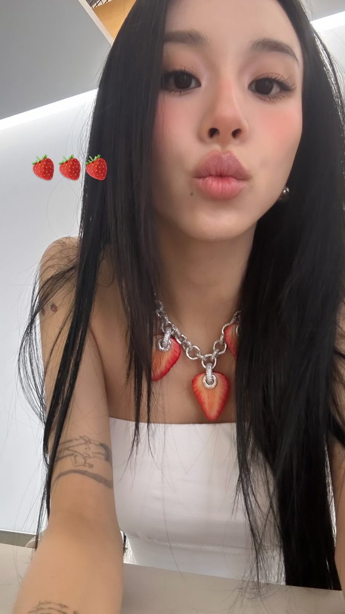 BombshellCharm's tweet image. ~gives the reader kisses~