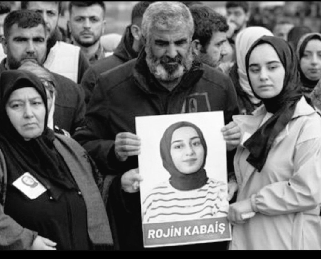 Acılı bir baba çocuğunun yasını bile tutamadan adalet ve hukuk savaşına girmiş ama bir destek bulamadığı gibi mobinge uğruyor yalnızlaştırılmak isteniyor. Yok canıyla okuttuğu, gözünden sakındığı evladının yasını bir yana bırakmış namusuna kol kanat germeye uğraşıyor.
#İntihar