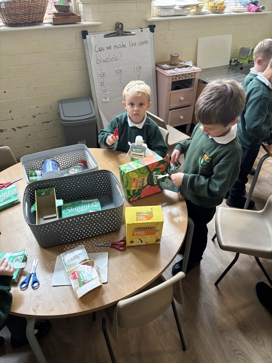 weaverhamschool's tweet image. We were inspired yesterday by a Shape Robot as part of our introduction to 3D shapes in maths. The children set about making their own models with junk modelling and wooden blocks. They were encouraged to talk about their shapes with property words such as “pointy, round, flat”🤖