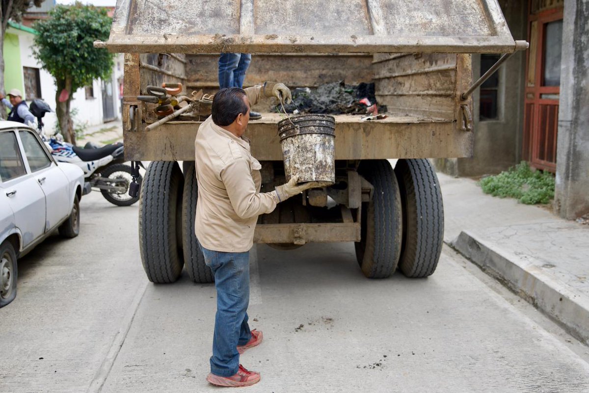 #TrabajamosParaTi | Ante la temporada de lluvia y para prevenir afectaciones por encharcamientos, personal de Alcantarillado limpia y desazolva parrilla pluvial.

📍Calle Villa del Mar, Colonia Libertad.

#Oaxaca #BrigadaDeAlcantarillado #SOAPA