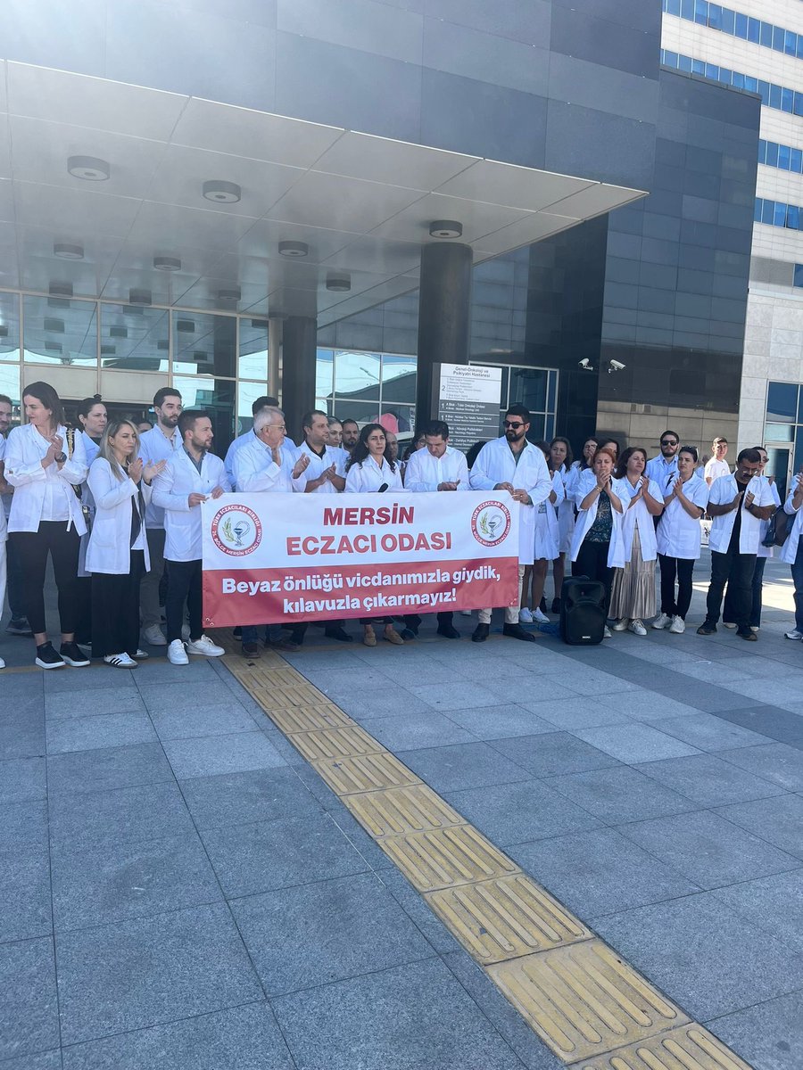 Sağlık Bakanlığı’nın yayımladığı Kurumsal Kimlik Kılavuzu’nda eczacılara beyaz önlük tanımlanmamasına ilişkin tepkimizi, bugün Mersin Şehir Hastanesi önünde yaptığımız basın açıklamasıyla dile getirdik.

Beyaz önlük; eczacının meslek onurunun, tarihinin, insana verdiği değerin ve