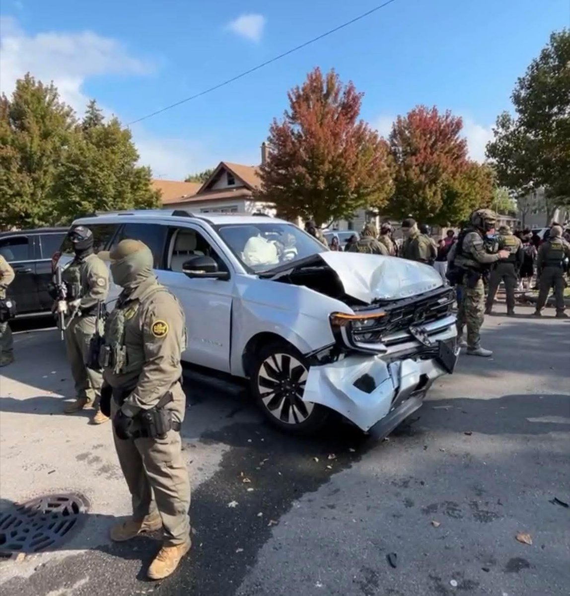 GuntherEagleman's tweet image. 🚨 CHICAGO: Standoff erupts between DHS agents and protesters following agency related car crash…