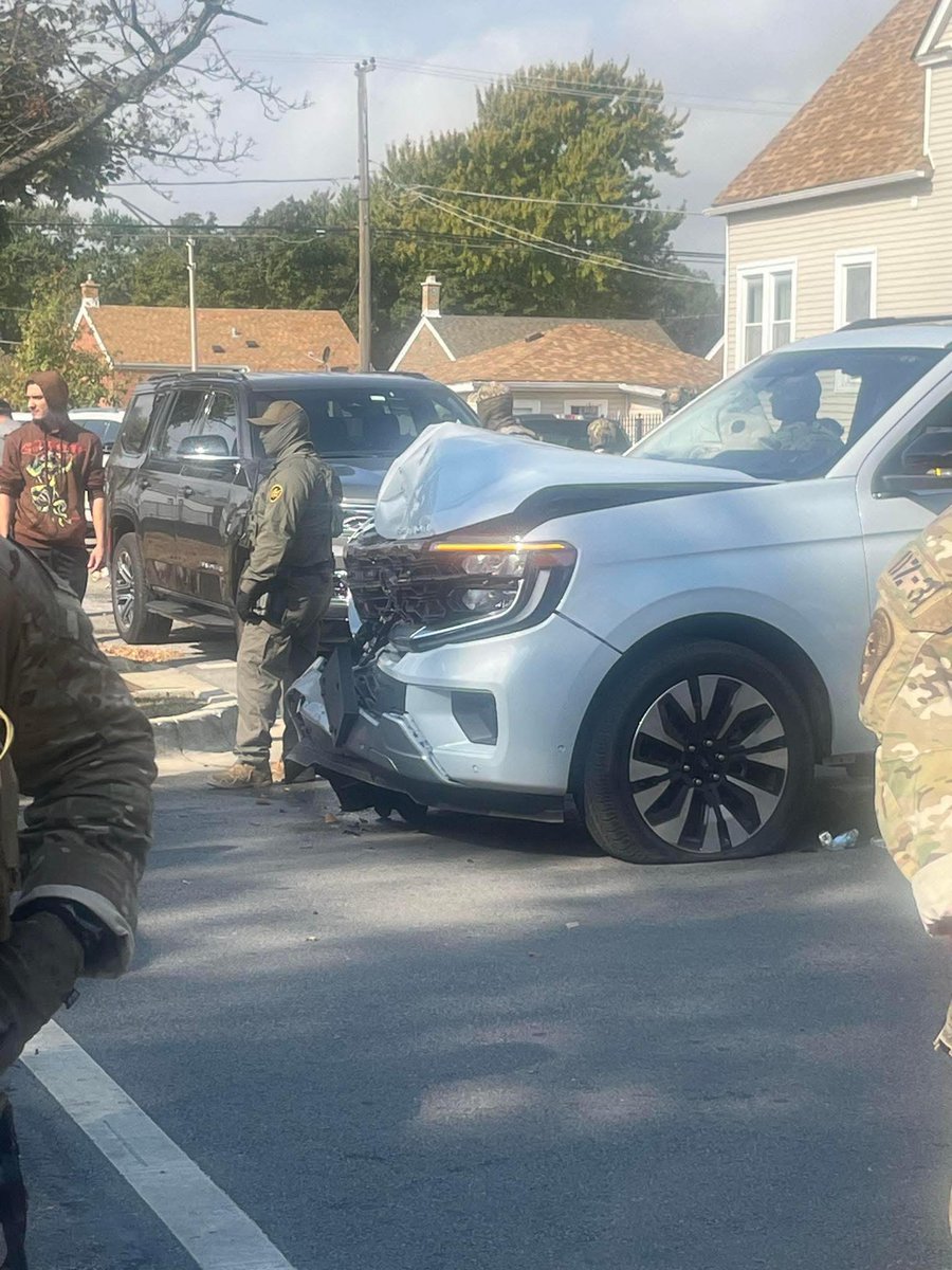 GuntherEagleman's tweet image. 🚨 CHICAGO: Standoff erupts between DHS agents and protesters following agency related car crash…