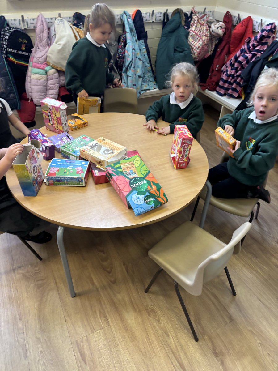weaverhamschool's tweet image. We were inspired yesterday by a Shape Robot as part of our introduction to 3D shapes in maths. The children set about making their own models with junk modelling and wooden blocks. They were encouraged to talk about their shapes with property words such as “pointy, round, flat”🤖