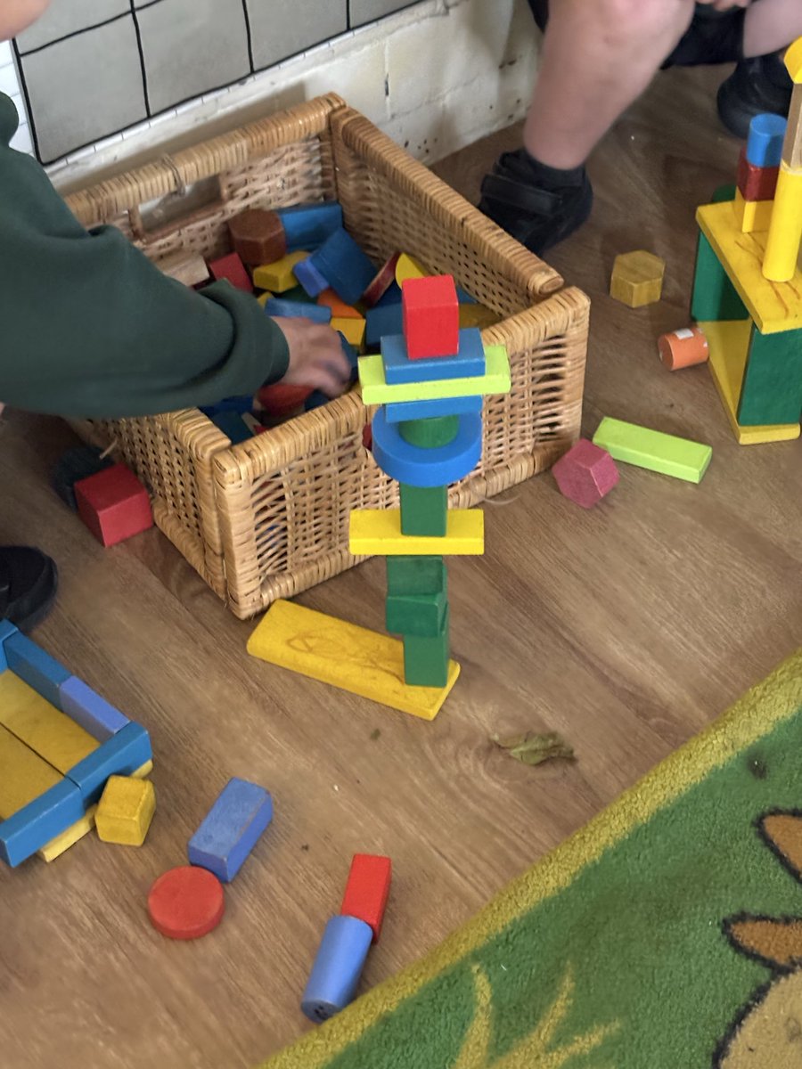 weaverhamschool's tweet image. We were inspired yesterday by a Shape Robot as part of our introduction to 3D shapes in maths. The children set about making their own models with junk modelling and wooden blocks. They were encouraged to talk about their shapes with property words such as “pointy, round, flat”🤖