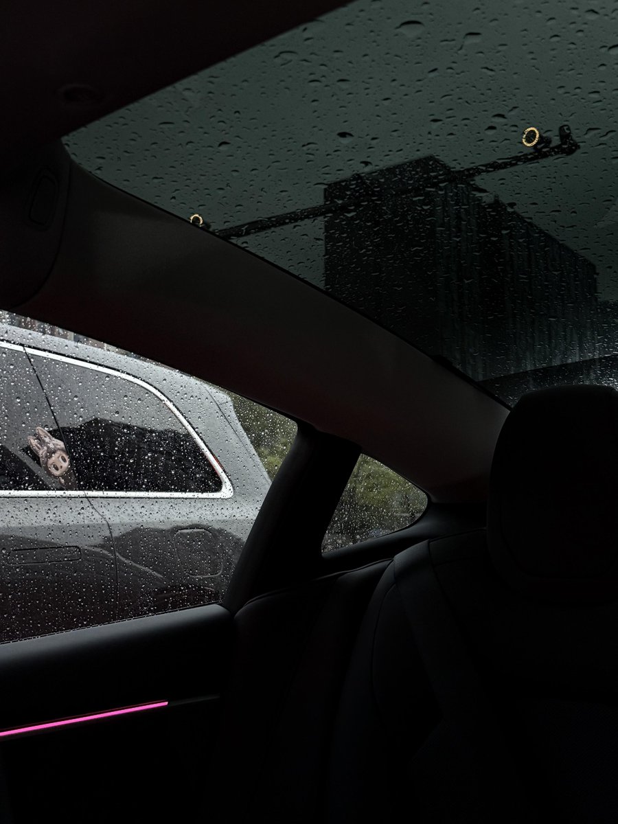 LilyGleammm's tweet image. I was so excited in the car. Who knows how cool it is to drive in the rain? 🚗🌧️ #model3p  #RainyDayHealing