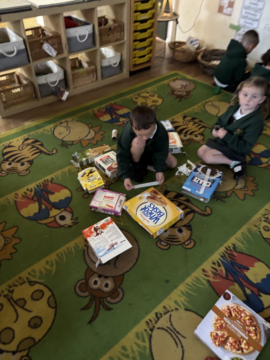weaverhamschool's tweet image. We were inspired yesterday by a Shape Robot as part of our introduction to 3D shapes in maths. The children set about making their own models with junk modelling and wooden blocks. They were encouraged to talk about their shapes with property words such as “pointy, round, flat”🤖