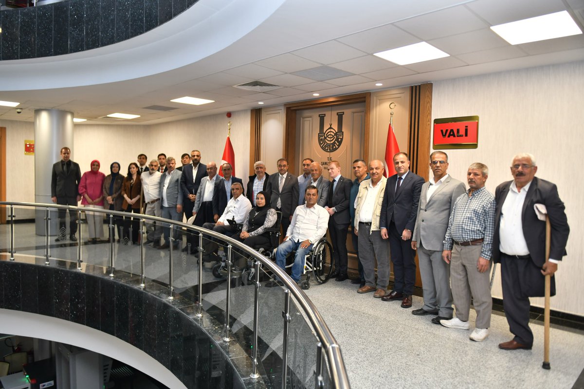 Bugün Engelli Yardımlaşma Derneklerinin Kıymetli Başkanlarını Valiliğimizde misafir ettik. 

Şanlıurfa’da hayatında çeşitli zorluklarla mücadele etmek zorunda olan engelli vatandaşlarımızın sorunlarını çözüme kavuşturmak için fedakarca çalışan, sivil toplum kuruluşu olarak