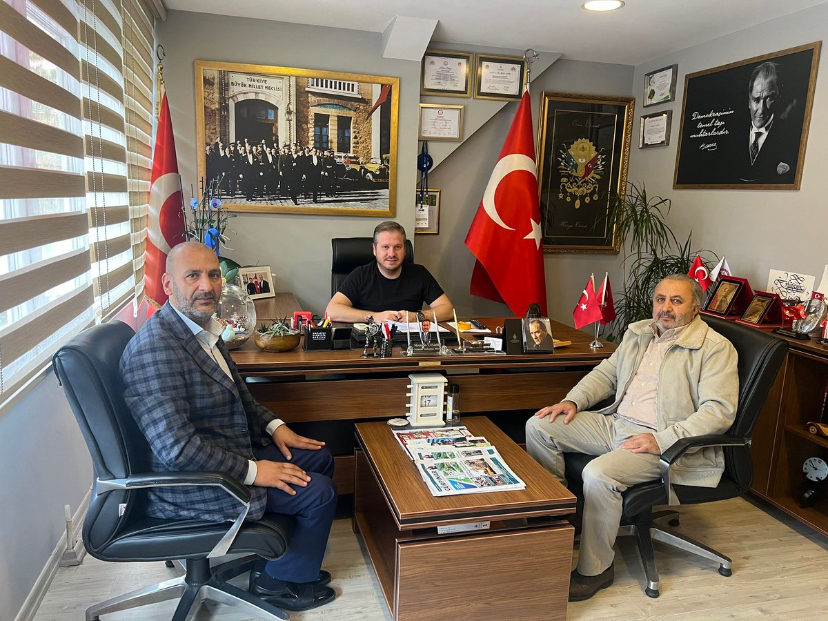 Bugün Gürpınar mahallesi Muhtarımız Hüseyin Cesaret Bey'e misafir olduk.
Mahallemizin sorunlarını, güzel insanlarını ve yapılacak işleri konuştuk.
Samimi ev sahipliği için teşekkür ediyorum…