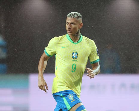 Eu queria entender a insistência do Ancelotti com o Richarlison.

Já teve MUITAS oportunidades, não corresponde faz um tempo e sempre tem mais minutos que os outros da posição.

Por qual razão não testamos outros?
