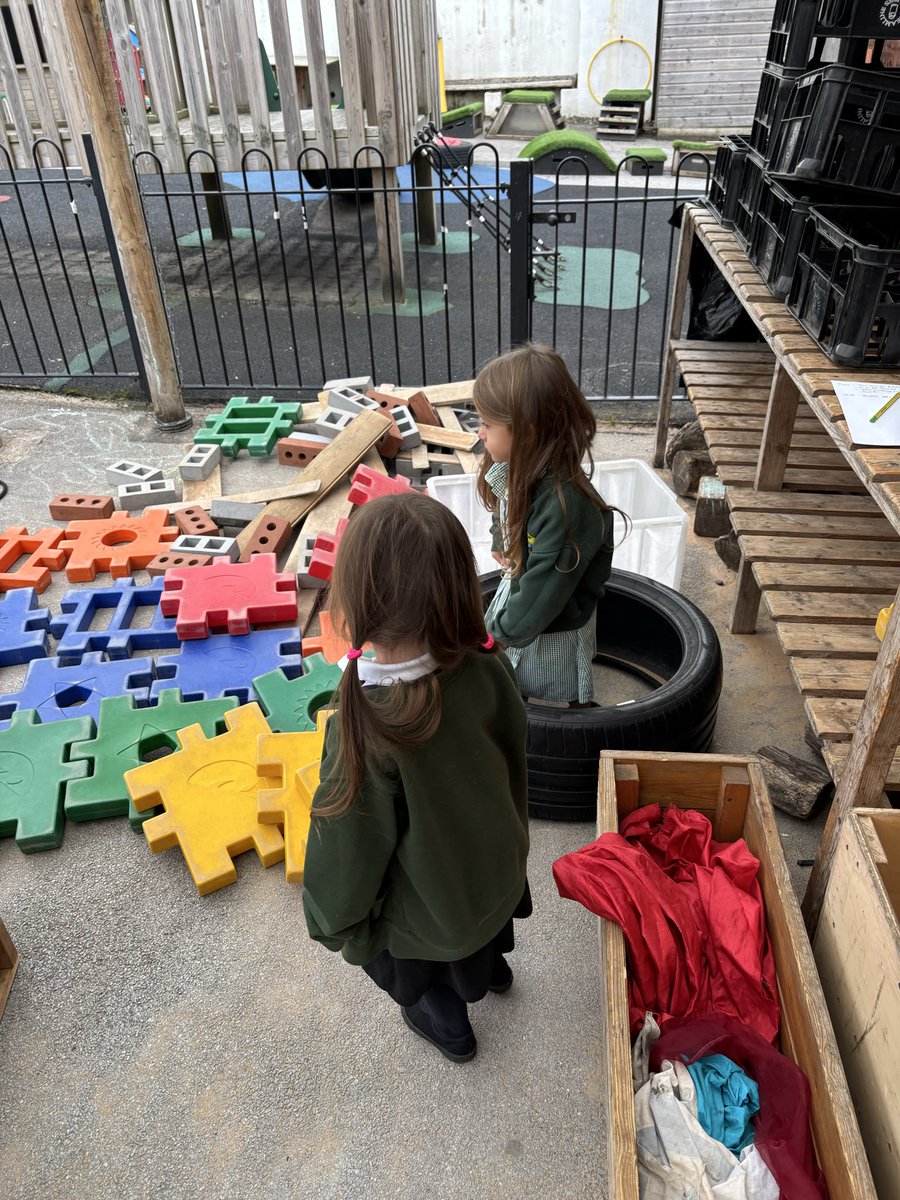 weaverhamschool's tweet image. Later in English we were takes with building our own boats like Charlie and Eddie to sail around the Bubbly Bubble Lake. Very impressive models and drawings ⛴️ 🚤 🛥️