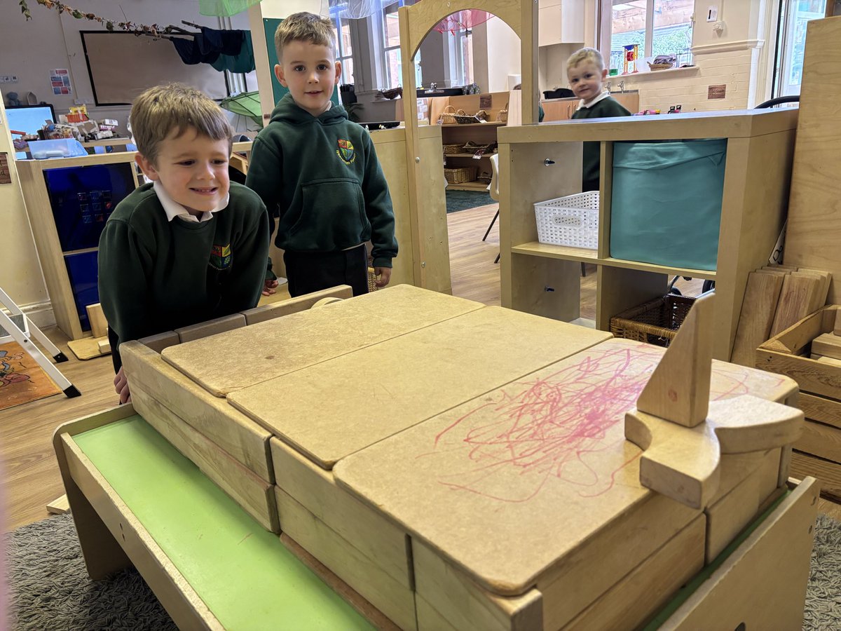 weaverhamschool's tweet image. Later in English we were takes with building our own boats like Charlie and Eddie to sail around the Bubbly Bubble Lake. Very impressive models and drawings ⛴️ 🚤 🛥️