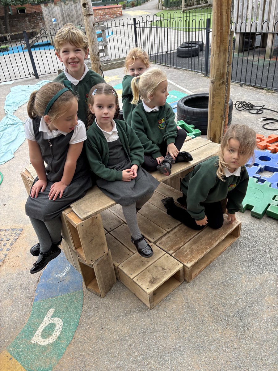 weaverhamschool's tweet image. Later in English we were takes with building our own boats like Charlie and Eddie to sail around the Bubbly Bubble Lake. Very impressive models and drawings ⛴️ 🚤 🛥️