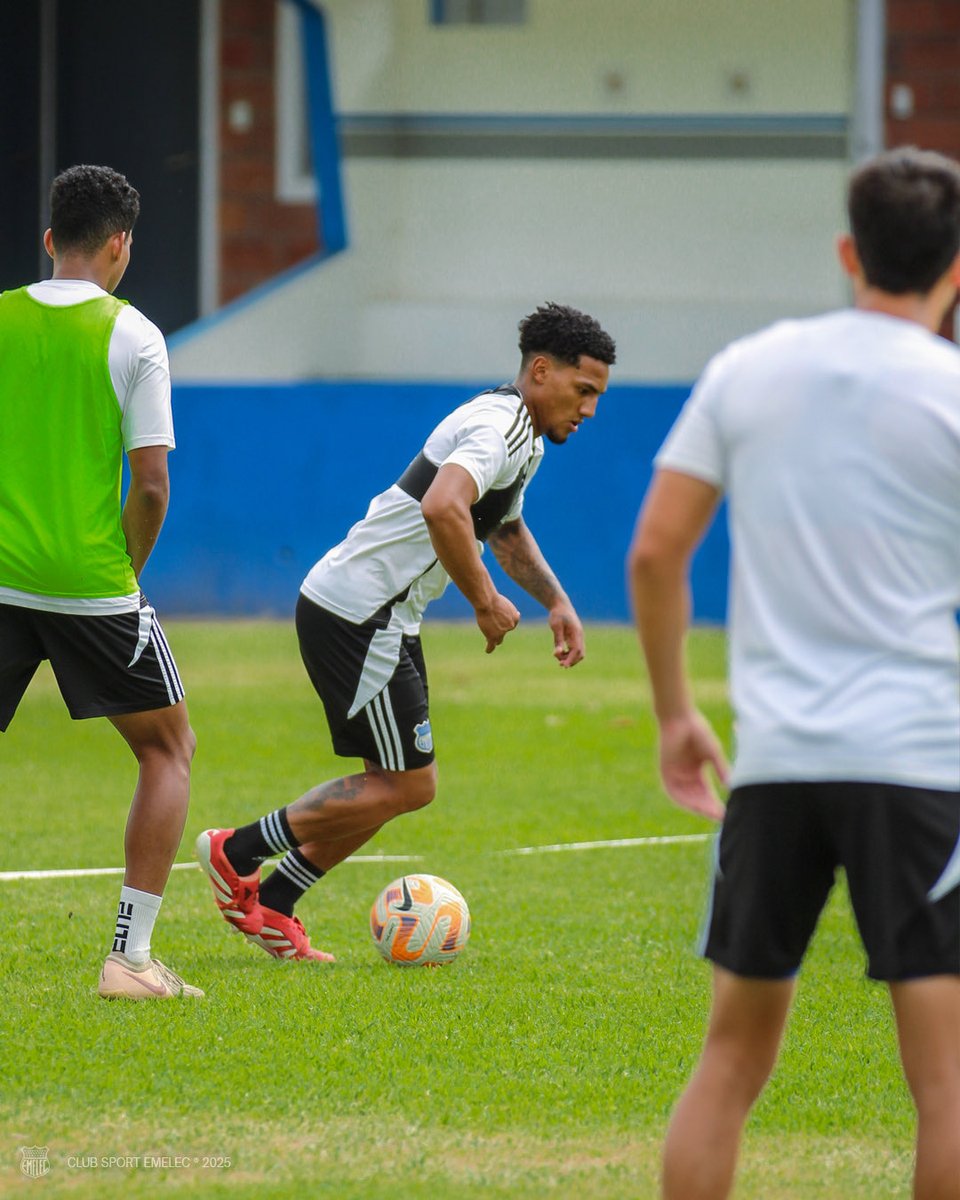CSEmelec's tweet image. Nos preparamos para el próximo partido.
¡Dale, #Bombillo! ✊🏽🔵
#MasUnidosQueNunca #Emelec