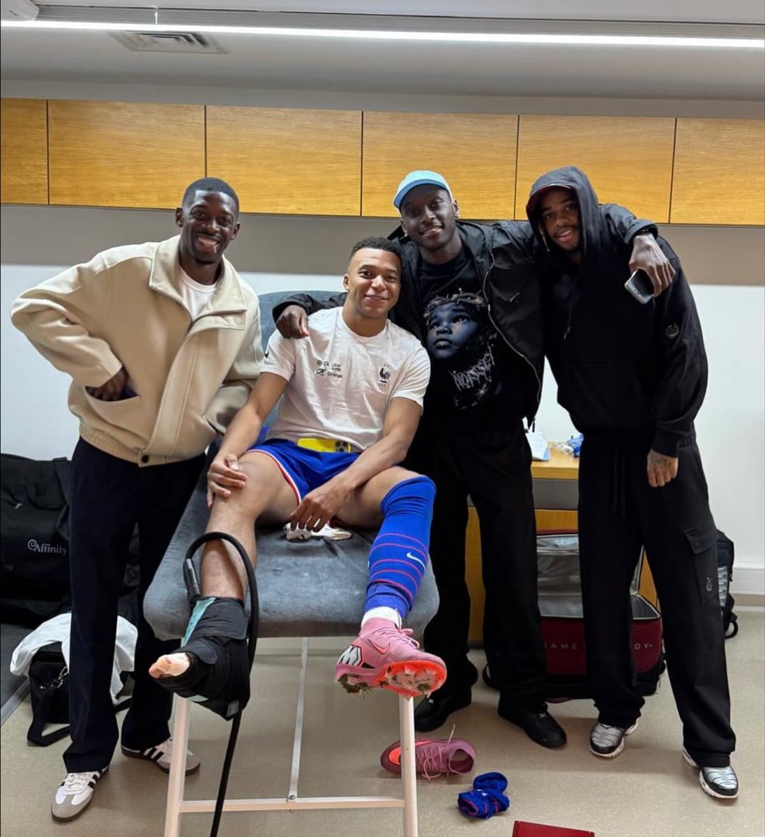 _BeFootball's tweet photo. Mbappé a retrouvé Dembouz, Kolo Muani et Barcola 🐓❤️🇫🇷 

(IG) https://t.co/q4O5rvP6M3